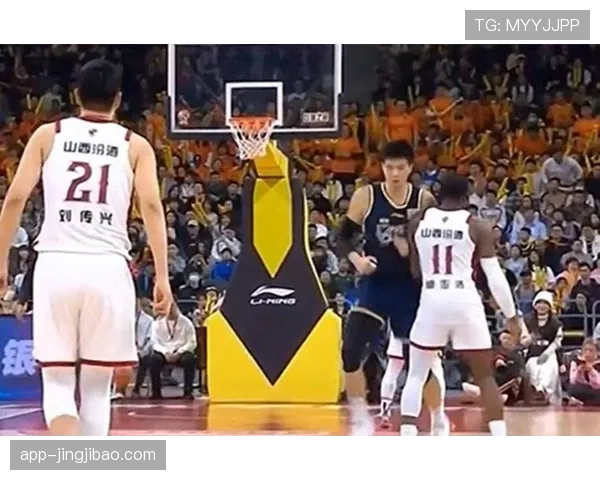 萨林杰被推出界外未获判罚 杜锋抗议反吃技术犯规